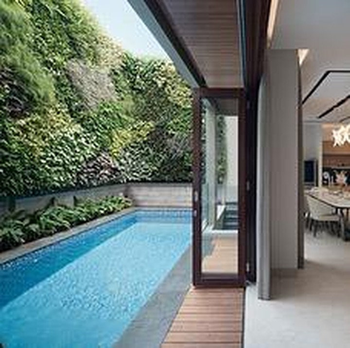 <p>Tak hanya itu, rumah dengan 4 lantai ini juga memiliki kolam renang sepanjang ruang keluarga hingga ruang makan, lho, Bunda. (Foto: Instagram@cutratumeyriska)</p>