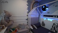 <p>Mereka juga menghias kamar anak dengen begitu banyak gambar di temboknya dan mainan. (Foto: YouTube The Sungkars)</p>