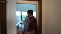 <p>Menariknya dari rumah pasangan ini adalah ada lift yang digunakan untuk naik ke lantai paling atas atau <em>rooftop,</em> keren sekali, ya, Bunda. (Foto: YouTube The Sungkars)</p>