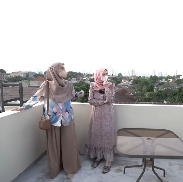 <p><em>Rooftop</em> sederhana ini memiliki pamandangan kota Jakarta yang cukup indah, lho, Bunda. (Foto: YouTube The Sungkars)</p>