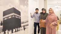 <p>Artis sekaligus ustazah cantik, Oki Setiana Dewi memiliki rumah megah yang dipenuhi dengan nuansa Islami, mulai dari kaligrafi, hiasan di dinding, hingga koleksi-koleksinya. (Foto: YouTube The Sungkars)</p>
