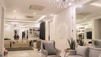 <p>Rumah bernuansa Islami ini memiliki desain yang elegan dan didominasi oleh warna putih. (Foto: YouTube The Sungkars)</p>