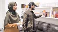 <p>Saat naik ke lantai dua, Oki juga menyediakan rak buku Islami untuk anak-anaknya di ruang keluarga. (Foto: YouTube The Sungkars)</p>