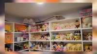<p>Bagaikan toko mainan, Oki dan sang suami menyediakan ruang khusus yang menyatu dengan kamar anak mereka untuk menyimpan boneka dan mainan milik anak-anaknya, lho. (Foto: YouTube The Sungkars)</p>
