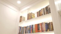 <p>Tak hanya itu saja, di ruang kerjanya pun juga ada rak buku-buku Islami, lho, Bunda. Wah, banyak sekali, ya. (Foto: YouTube The Sungkars)</p>