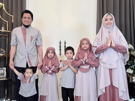 7 Potret Rumah Oki Setiana Dewi, Penuh Kaligrafi dan Buku Islami