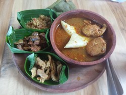 Pesor, Ketupat Nikmat Khas Desa Beratan dengan Ayam Kuah Kuning
