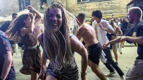 FOTO: Pesta Musik Bikin Anak Muda Ukraina Lupakan Sejenak Invasi Rusia