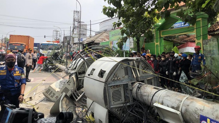 Suasana evakuasi tiang BTS di lokasi kecelakaan truk trailer di Bekasi (Hanafi-detikcom)