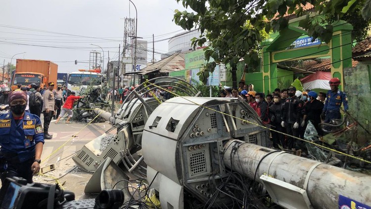 Suasana evakuasi tiang BTS di lokasi kecelakaan truk trailer di Bekasi (Hanafi-detikcom) Suasana evakuasi tiang BTS di lokasi kecelakaan truk trailer di Bekasi (Hanafi-detikcom)