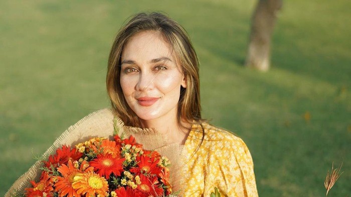 Tampilan Sederhana Ala Luna Maya Ini, Bisa Jadi Inspirasi Bagi Kamu Si Zodiak Virgo!