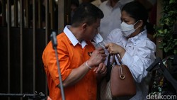 Jalani Rekonstruksi, Istri Ferdy Sambo Tenteng Tas Mewah Seharga Motor