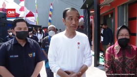 VIDEO: Jokowi Bagi-Bagi BLT BBM ke Warga di Jayapura