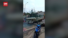 VIDEO: Sopir Pikap Tewas Saat Tonton Kecelakaan Truk di Bekasi