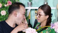 <p>Sarwendah baru merayakan ulang tahun ke 33 tahun nih, Bunda. Melalui media sosial, sang suami, Ruben Onsu, membagikan potret kemeriahannya di Instagram. (Foto: Instagram @sarwendah29 dan @ruben_onsu)<br /><br /><br /></p>