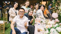 <p>Di peraayaan tersebut, Sarwendah menarik perhatian nih, Bunda. Bagaimana tidak, salah satu mantan anggota girlband Cherrybelle ini terlihat bak ABG. (Foto: Instagram @sarwendah29 dan @ruben_onsu)<br /><br /><br /></p>