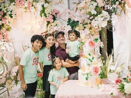 7 Potret Sarwendah Ultah, Memesona Bak ABG Meski Sudah Punya 3 Anak