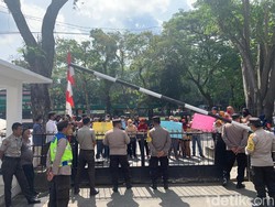 Gugatan Ditolak, Puluhan Pensiunan Unjuk Rasa di PN Medan
