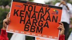 Massa Buruh Geruduk DPRD Sumut, Tolak Kenaikan Harga BBM
