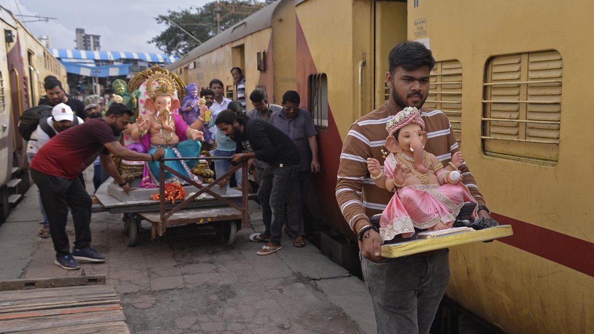 FOTO: Festival Warga India Rayakan Kedatangan Ganesha ke Bumi