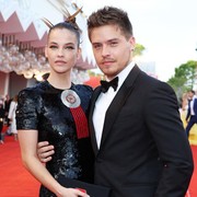 Umumkan Pertunangan, Ini 4 Fakta Barbara Palvin dan Dylan Sprouse yang Paling 'Couple Goals'