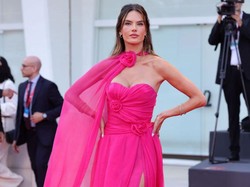 Alessandra Ambrosio Dilamar Kekasih di Nihi Sumba