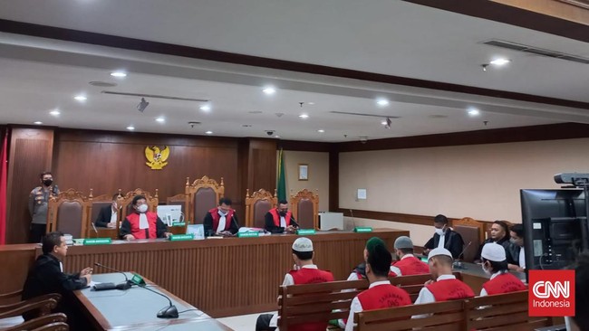 Para terdakwa pengeroyok Ade Armando menerima vonis majelis hakim, sementara JPU menyatakan pikir-pikir.