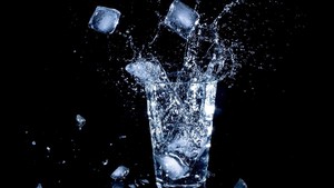 Apa Iya Minum Air Es Saat Haid, Bisa Membuat Haid Tidak Lancar?