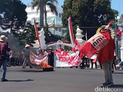 Kenakan Topi Caping, Mahasiswa Cirebon Demo Tolak Kenaikan BBM