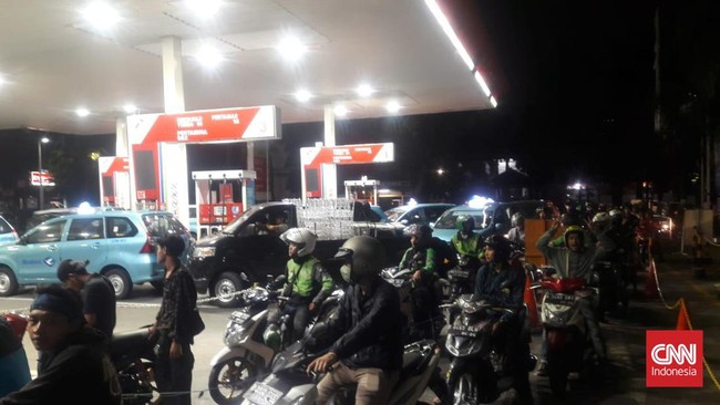 Sejumlah SPBU dipenuhi masyarakat yang ingin mengisi bensin lantaran beredar kabar harga pertalite bakal naik per 1 September 2022.