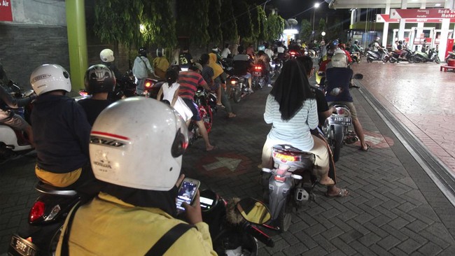 Polda Metro Jaya menerjunkan personelnya untuk menjaga 613 stasiun pengisian bahan bakar umum (SPBU) di Jakarta guna mengantisipasi aksi penimbunan.