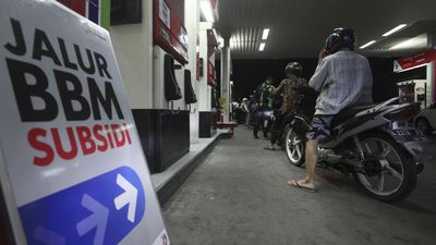 Pengendara motor antre membeli bahan bakar minyak (BBM) pertalite di Stasiun Pengisian Bahan Bakar Umum (SPBU) di Jalan Jaksa Agung Suprapto, Surabaya, Jawa Timur, Rabu (31/8/2022). Antrean di sejumla