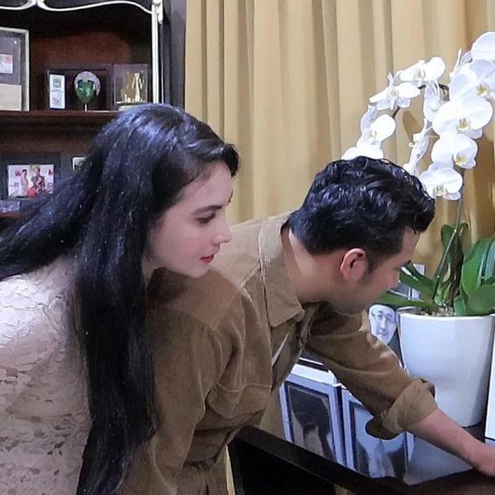 <p>"Sembilan tahun yang lalu, tiga sosok keluarga terdekat kami, ayahanda Hermanto Dardak dan ayahanda Rudy Bachsin serta adinda Eril Dardak menjadi bagian dari hari bahagia saya dan Arumi," tulis Emil dalam unggahan fotonya. (Foto: Instagram @emildardak)</p>