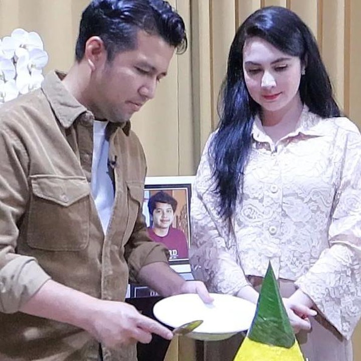 <p>Untuk merayakan momen tersebut, pasangan ini memilih untuk melakukan hal spesial. Bukan pesta mewah, melainkan mendedikasikan peringatan ulang tahun pernikahan untuk mengenang ketiga sosok keluarga mereka yang sudah tiada. (Foto: Instagram @emildardak)</p>