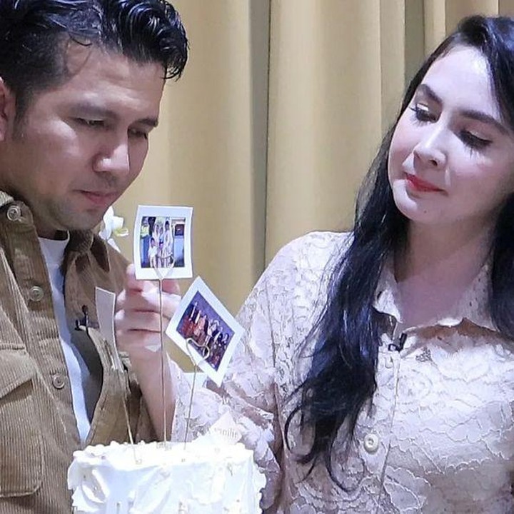 <p>Lewat media sosialnya, Emil Dardak menceritakan bahwa suasana hari ulang tahun pernikahan mereka kali ini sangat berbeda dari biasanya. Apalagi dibandingkan ketika mereka menikah 9 tahun lalu, Bunda. (Foto: Instagram @emildardak)</p>