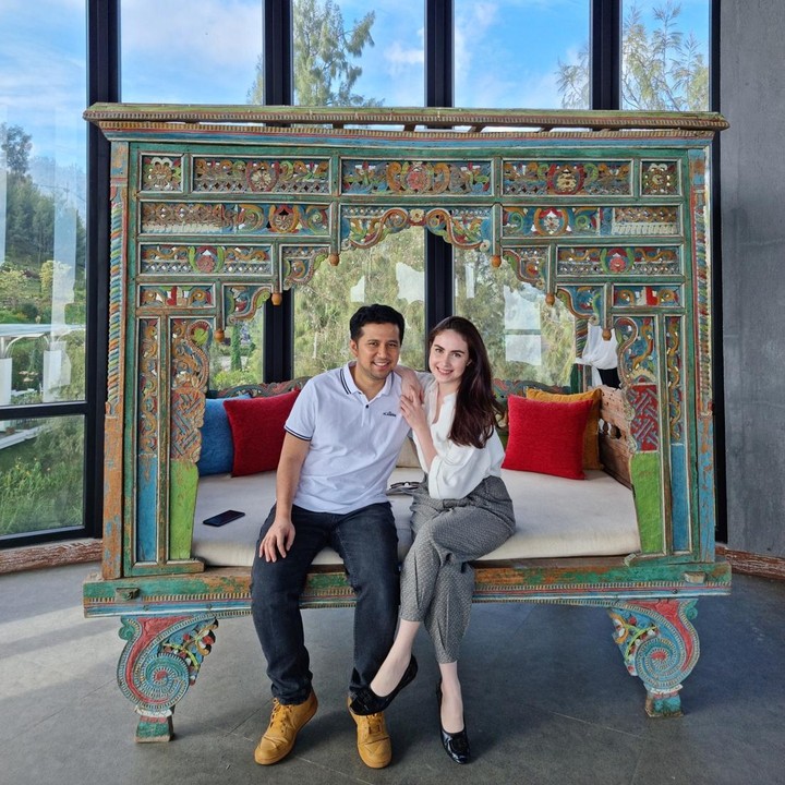 <p>Arumi Bachsin dan Emil Elestianto Dardak tengah diliputi kebahagiaan. Mereka baru saja merayakan hari ulang tahun pernikahan yang ke-9, Bunda. (Foto: Instagram @arumibachsin_94)</p>