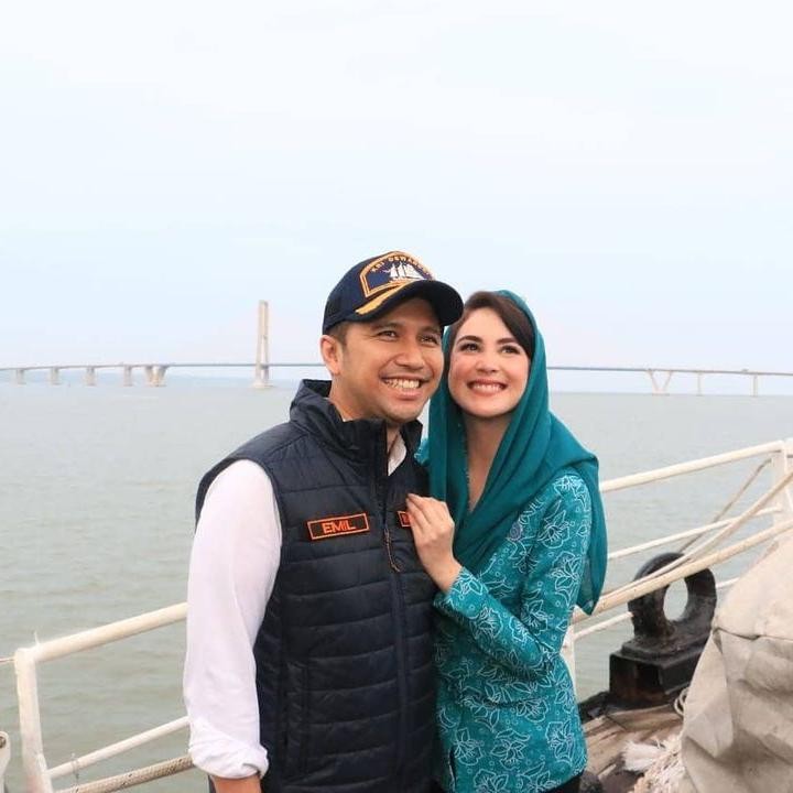<p>Arumi yang kini menjabat sebagai Ketua Tim Penggerak PKK Provinsi Jawa Timur, setia mendampingi suaminya yang sekarang telah menjadi Wakil Gubernur Jawa Timur. (Foto: Instagram @emildardak)</p>