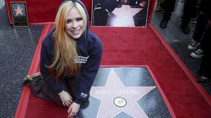 Avril Lavigne Terima Bintang di Hollywood Walk of Fame