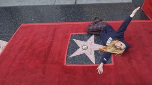FOTO: Avril Lavigne Bernostalgia Saat Pidato di Hollywood Walk of Fame