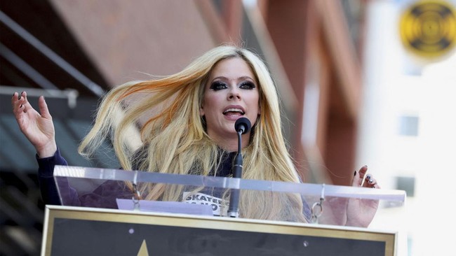 Avril Lavigne kini menjawab konspirasi sejak 2003 yang menyebut ia sebenarnya sudah meninggal dan digantikan orang mirip dirinya.