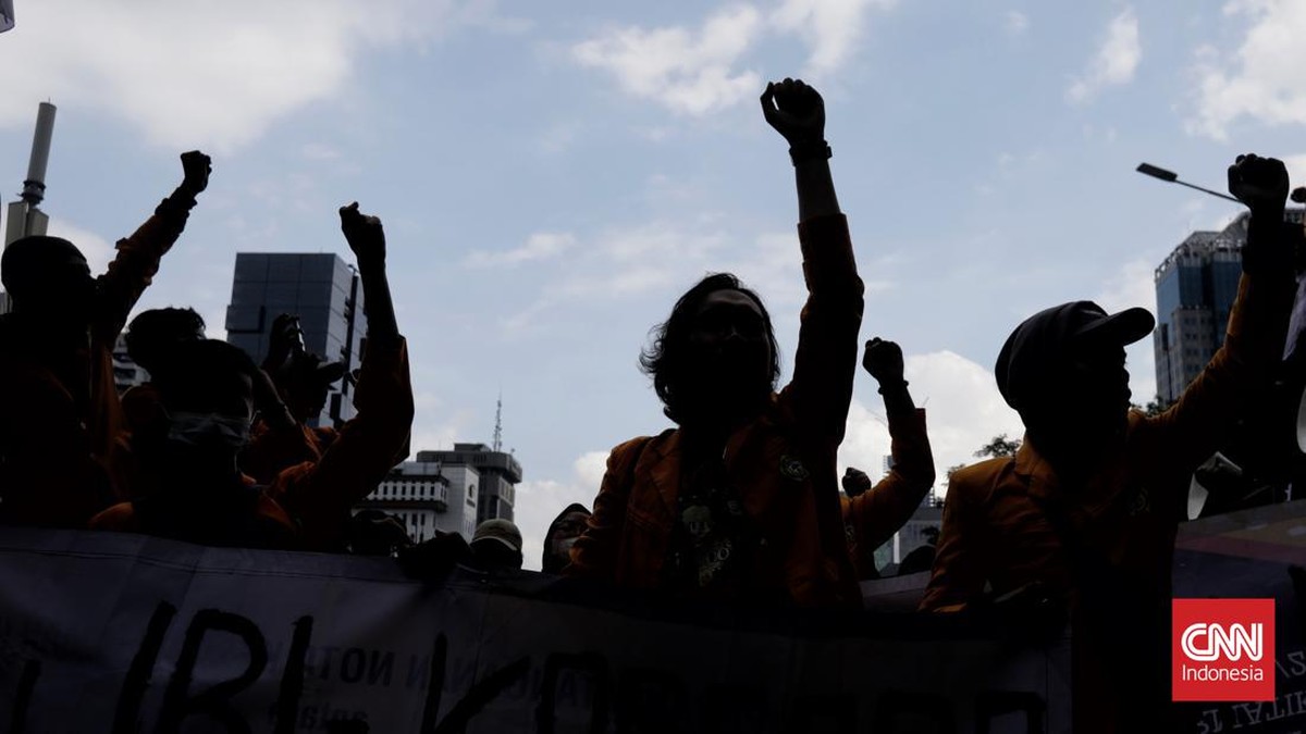 FOTO: Panas Demo Tolak BBM Naik di Patung Kuda Jakarta