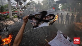 FOTO: Panas Demo Tolak BBM Naik di Patung Kuda Jakarta