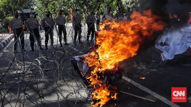FOTO: Panas Demo Tolak BBM Naik di Patung Kuda Jakarta