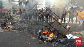 Demo Tolak BBM Naik, Mahasiswa Rusak Kawat Menuju Istana