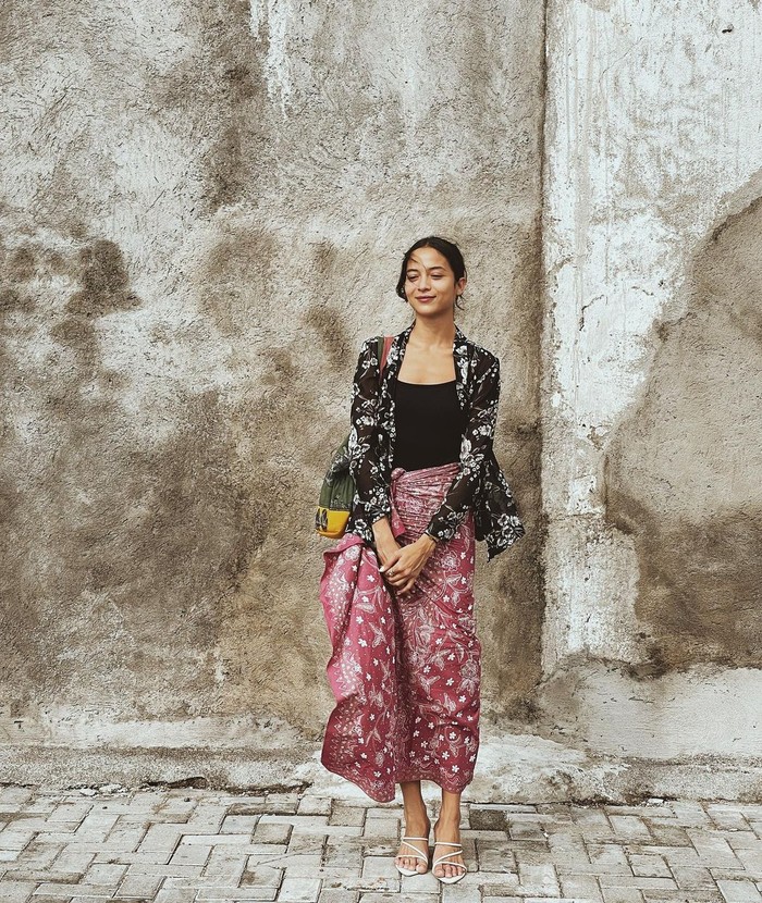 Di salah satu foto terbarunya, Putri mengenakan dalaman hitam dengan outer berwarna sama yang bercorak bunga-bunga. Putri memadukanya dengan batik berwarna magenta yang manis. / foto: Instagram.com/putrimarino