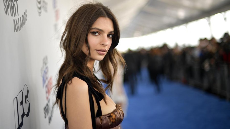 SANTA MONICA, CA - MARCH 03:  Model Emily Ratajkowski attends the 2018 Film Independent Spirit Awards on March 3, 2018 in Santa Monica, California.  (Photo by Matt Winkelmeyer/Getty Images)