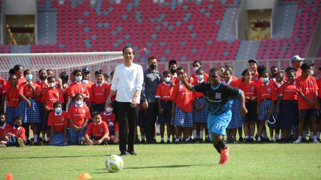 Papua Football Academy menjadi wadah bagi putra Papua untuk menimba ilmu sepak bola sambil menjalankan pendidikan formal yang disiapkan dalam program terkait.