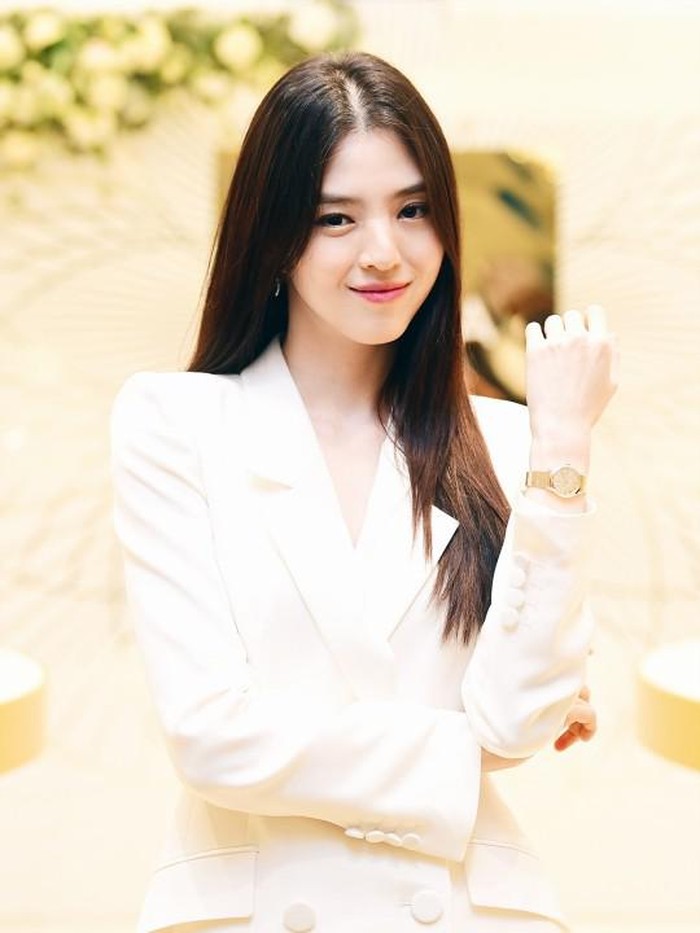 Penampilan Han So Hee yang kian menawan pun membuat banyak fans gembira sekaligus lega, Beauties. Pasalnya, belum lama ini sang aktris sempat mengalami cedera saat proses syuting adegan aksi untuk drama Gyeongseong Creature. Kala itu, Han So Hee dikabarkan mengalami cedera di salah satubagian wajah./ Foto: Dispatch