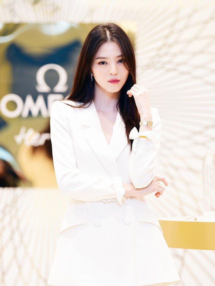 Han So Hee tampak anggun dengan outfit serba putih serta riasan makeup yang natural. Tak ketinggalan, ia pun mengenakan jam tangan koleksi dari brand Omega./ Foto: Dispatch