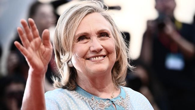 Kemunculan Hillary Clinton di red carpet Venice Film Festival 2022 pada Rabu (31/8) menuai komentar julid dari netizen.